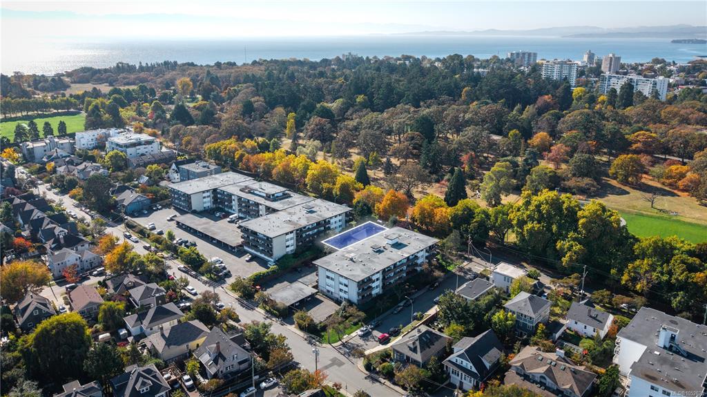 Fifth View of 956 Heywood Ave, Victoria, BC, V8V 2Y4