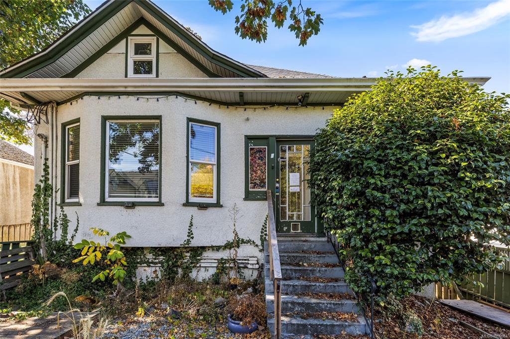 Second View of 2002 Chambers St, Victoria, BC, V8J 2W4