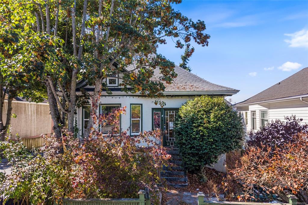 Third View of 2002 Chambers St, Victoria, BC, V8J 2W4