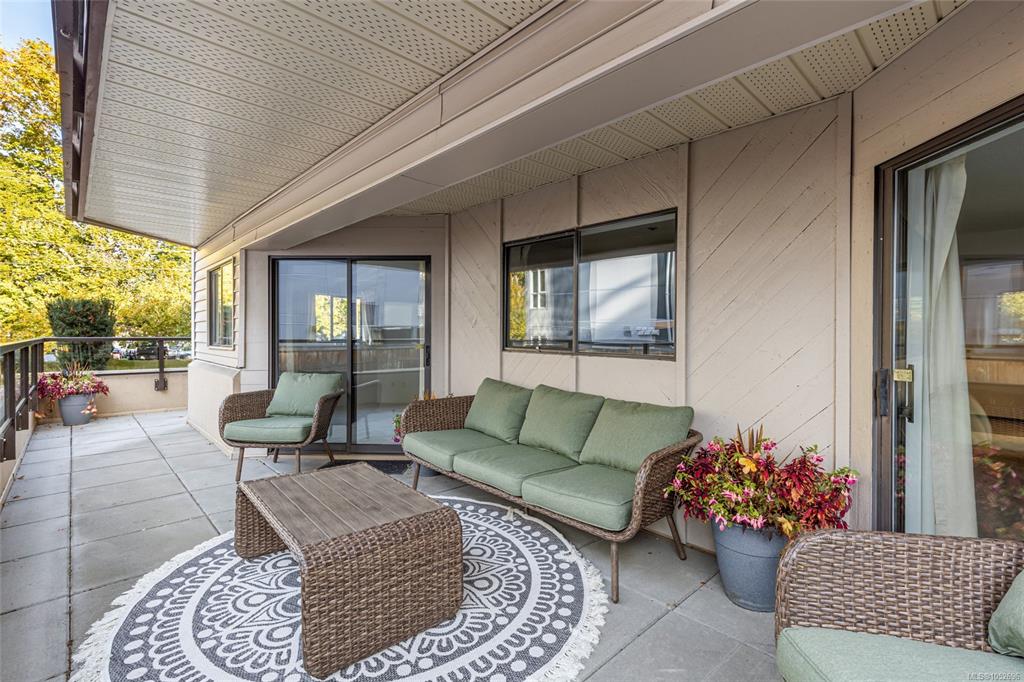 Fifth View of 1560 Hillside Ave, Victoria, BC, V8T 5B8