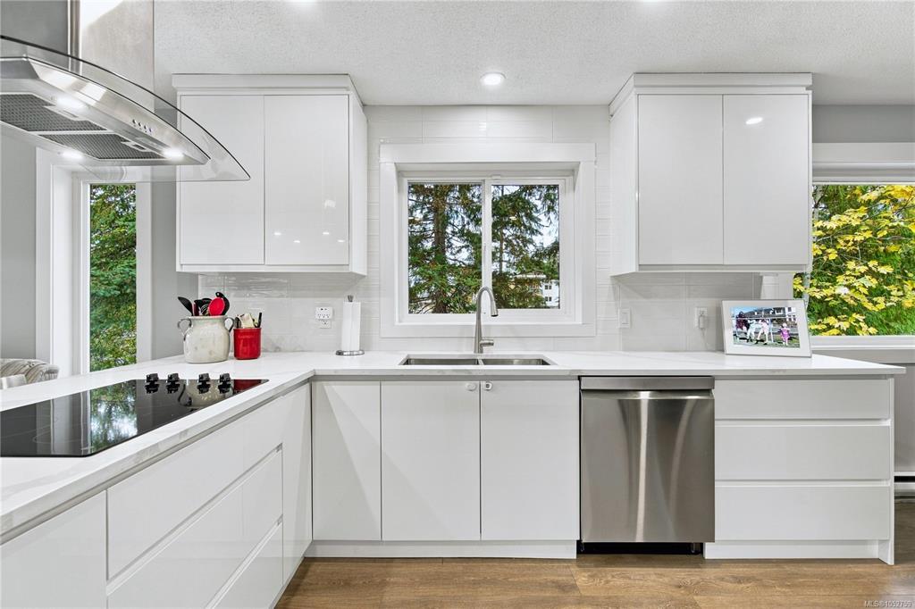Fourth View of 530 Summit Dr, Long Lake Heights, Nanaimo, BC, V9T 5J7