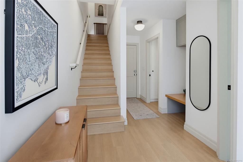 Fifth View of 3092 Washington Ave, Victoria, BC, V9A 0J5
