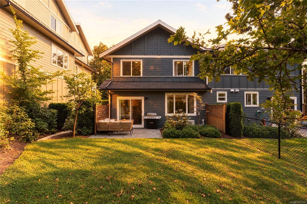 Second View of 3031 Jackson St, Jackson Oaks, Victoria, BC, V8T 3Z7