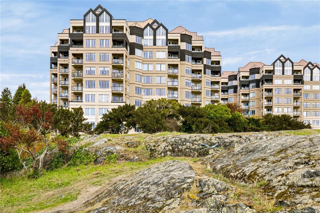 Second View of 205 Kimta Rd, Victoria, BC, V9A 6T5