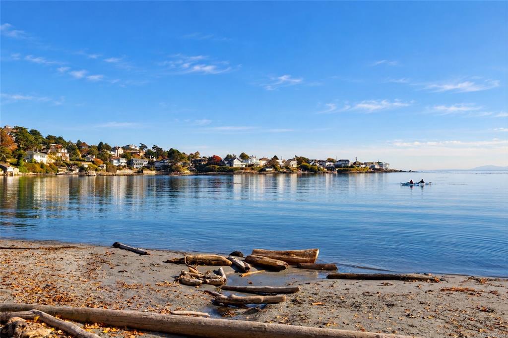Fourth View of 220 Irving Rd, Victoria, BC, V8S 3Z9