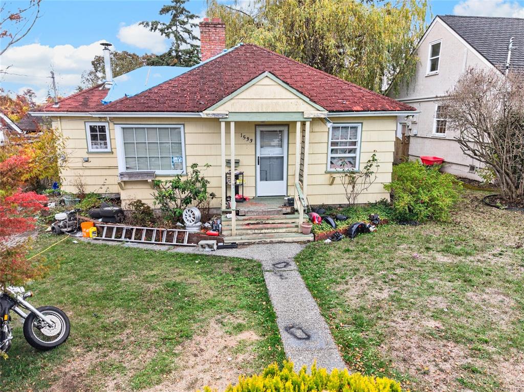 Third View of 1533 Oakland Ave, Victoria, BC, V8T 2L1