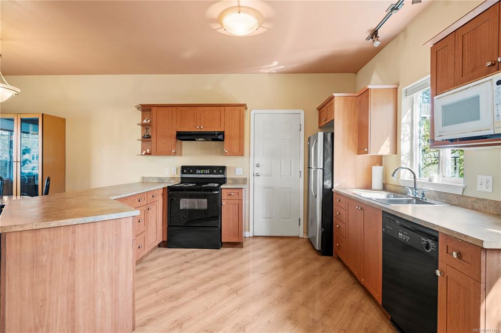 Fourth View of 2901 Harriet Rd, Victoria, BC, V8T 4N4