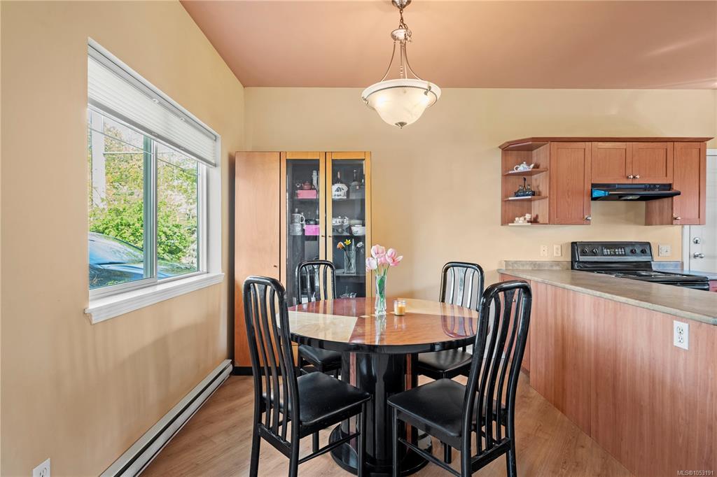 Fifth View of 2901 Harriet Rd, Victoria, BC, V8T 4N4