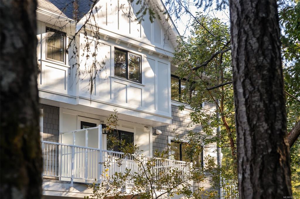 3522 Greystone Close, 1053454, BC,